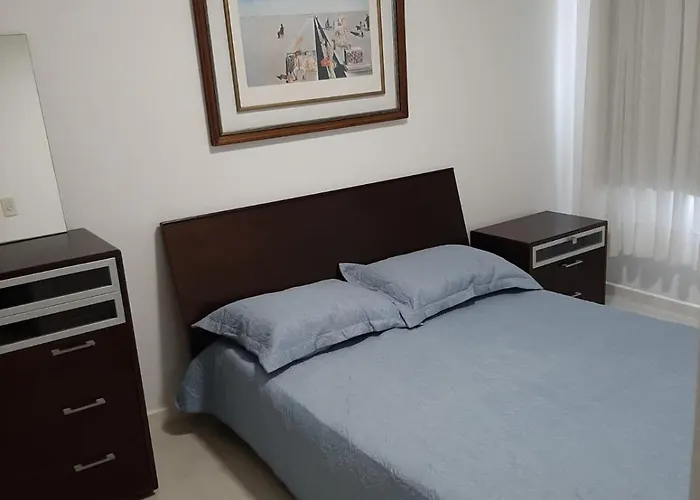 Meia Praia - Apartamento Com Sacada Ampla E Churrasqueira, Proximo A Praia E A Avenida Principal.