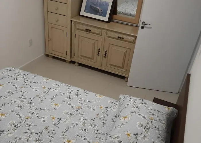Meia Praia - Apartamento Com Sacada Ampla E Churrasqueira, Proximo A Praia E A Avenida Principal.