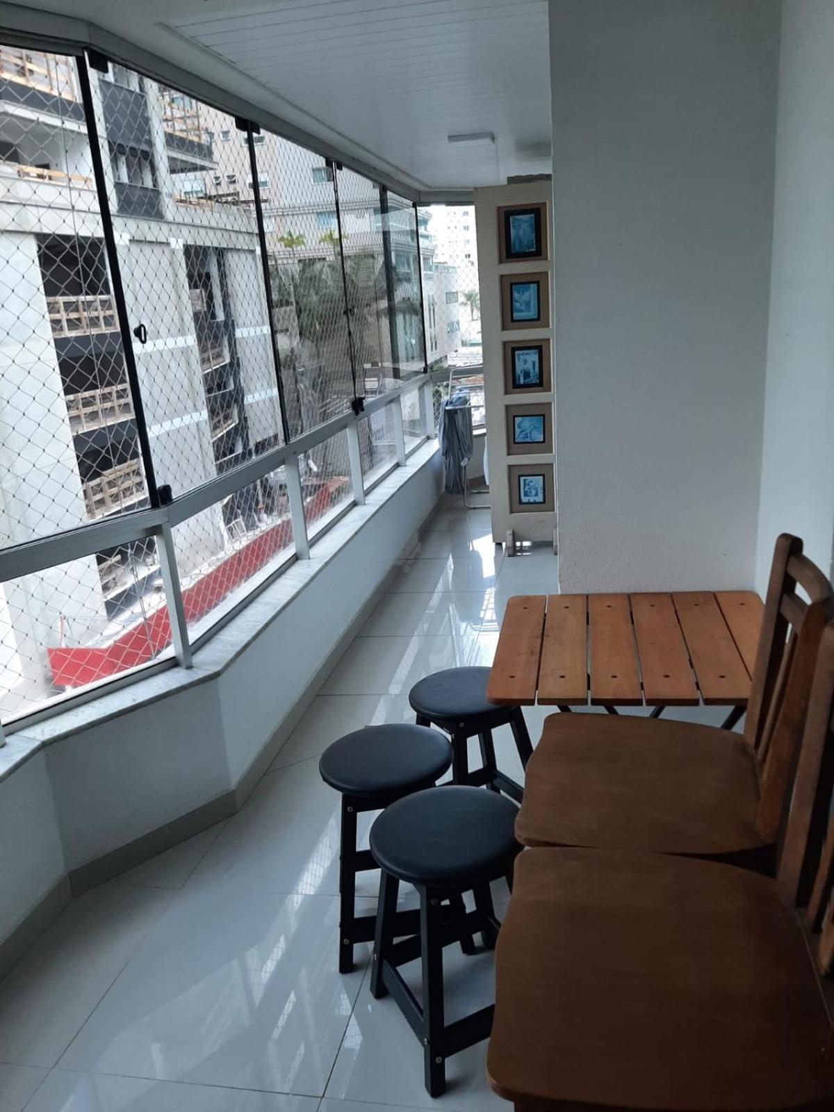 Meia - Com Sacada Ampla E Churrasqueira, Proximo A E A Avenida Principal. *